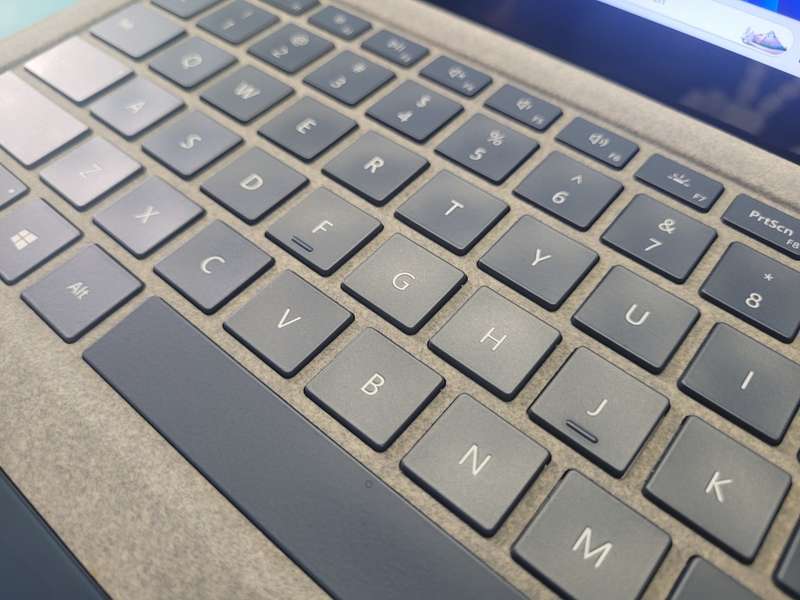 AMAZING!*Microsoft Surface 1769 Laptop*i5-7200U*8GB DDR4*256GB SSD*TOUCHSCREEN*2K DISPLAY!*IRIS PLUS