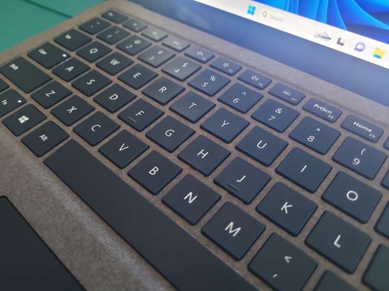 AMAZING!*Microsoft Surface 1769 Laptop*i5-7200U*8GB DDR4*256GB SSD*TOUCHSCREEN*2K DISPLAY!*IRIS PLUS