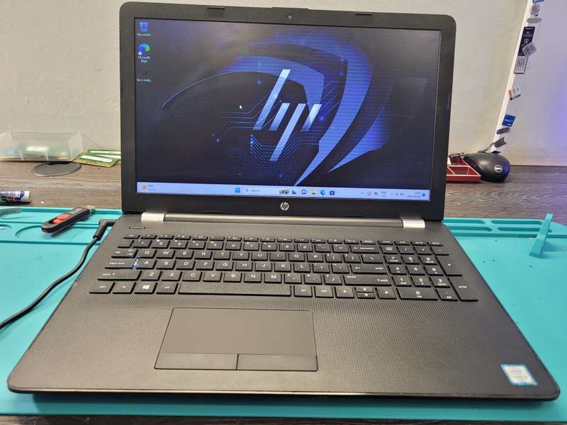 HP Notebook 15*i5-7200U*8GB DDR4*240GB SSD*HD*HD 620 GRAPHICS