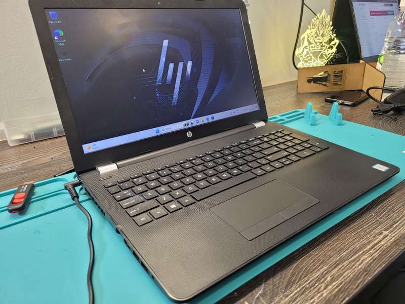 HP Notebook 15*i5-7200U*8GB DDR4*240GB SSD*HD*HD 620 GRAPHICS