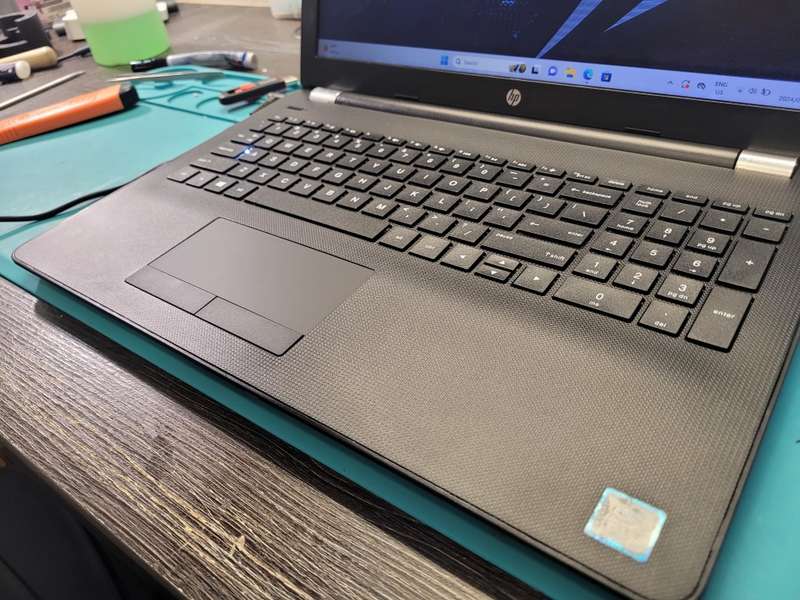 HP Notebook 15*i5-7200U*8GB DDR4*240GB SSD*HD*HD 620 GRAPHICS