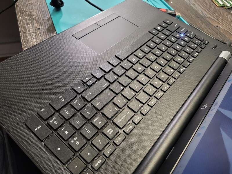 HP Notebook 15*i5-7200U*8GB DDR4*240GB SSD*HD*HD 620 GRAPHICS