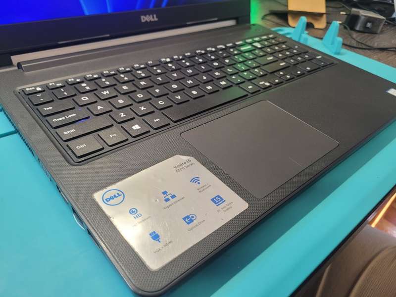 DELL VOSTRO 3568*i5-7200U*FHD 1920X1080*512GB SSD*8GB DDR4*