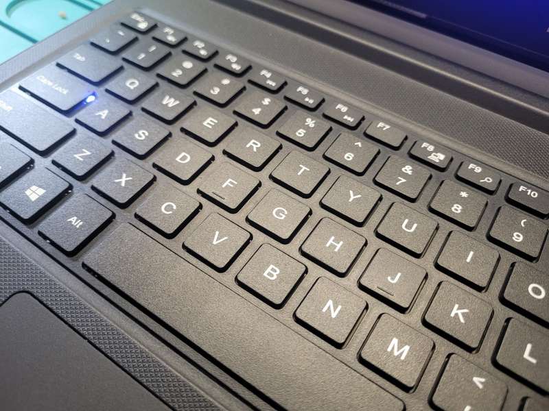 DELL VOSTRO 3568*i5-7200U*FHD 1920X1080*512GB SSD*8GB DDR4*