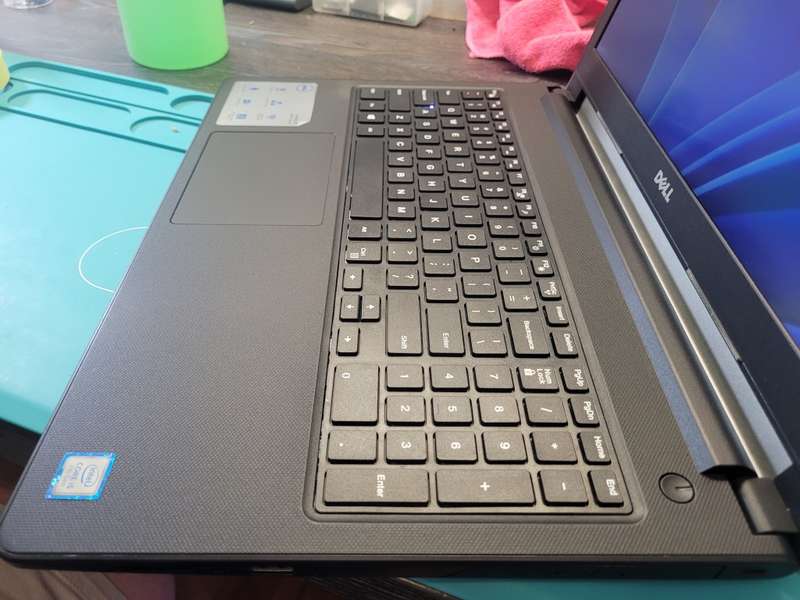 DELL VOSTRO 3568*i5-7200U*FHD 1920X1080*512GB SSD*8GB DDR4*