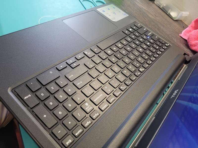 DELL VOSTRO 3568*i5-7200U*FHD 1920X1080*512GB SSD*8GB DDR4*