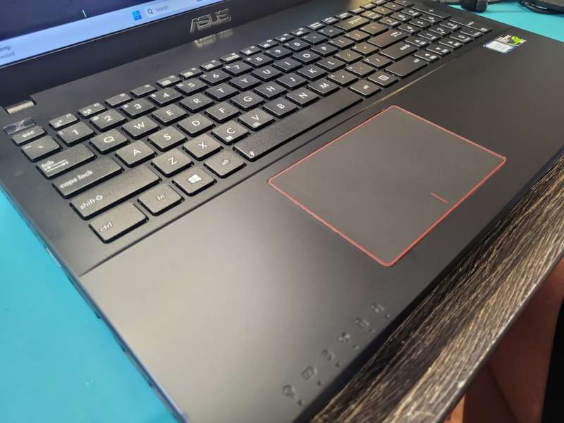 ASUS FX550VX*i7-6700HQ*8GB RAM*BARRACUDA 250GB SSD*NVIDIA GTX950M