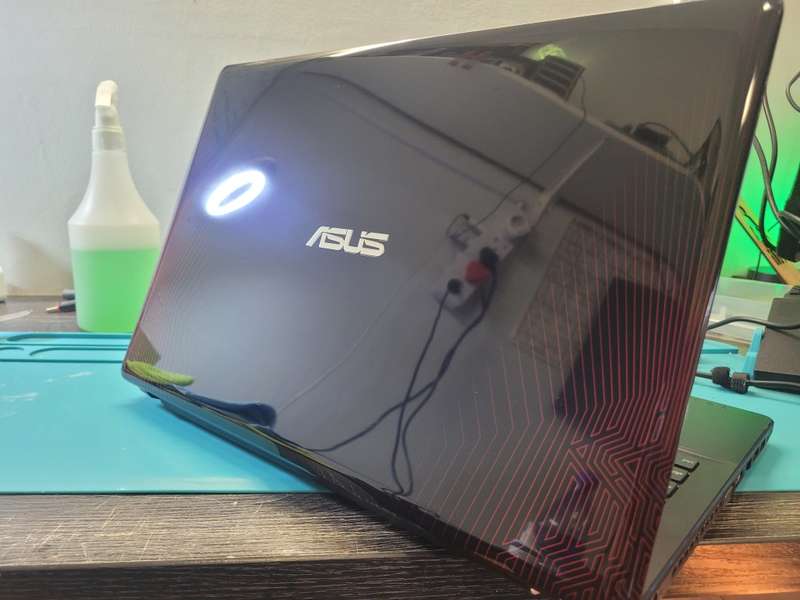 ASUS FX550VX*i7-6700HQ*8GB RAM*BARRACUDA 250GB SSD*NVIDIA GTX950M