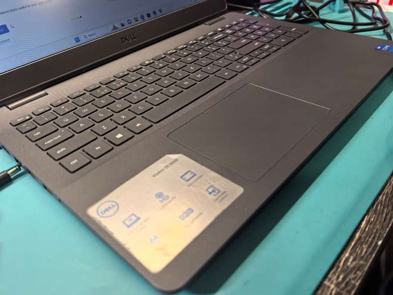11TH*DELL VOSTRO 3500-i5-1135G7-16GB DDR4-256GB SSD-FHD-XE GRAPHICS