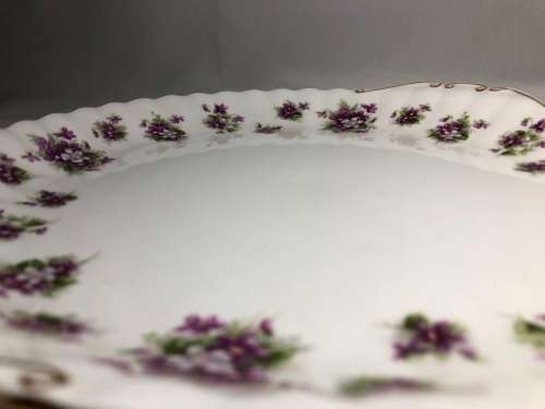 ROYAL ALBERT  SWEET VIOLETS - SANDWICH SERVER PLATE - NEAR PERFECT CONDITION
