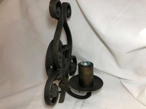 ANTIQUE LOOK CAST IRON WALL LIGHT