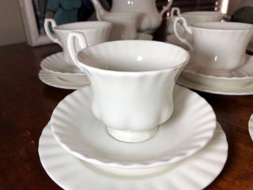 ROYAL ALBERT - REVERIE TEA SET - 1X TEAPOT - 1X SUGAR BOWL WITH SPOON - 11XTRIOS - PERFECT CONDITION