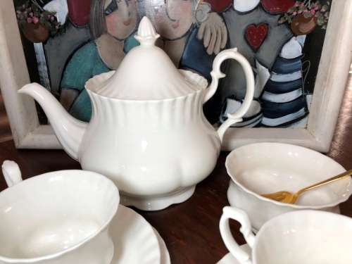 ROYAL ALBERT - REVERIE TEA SET - 1X TEAPOT - 1X SUGAR BOWL WITH SPOON - 11XTRIOS - PERFECT CONDITION
