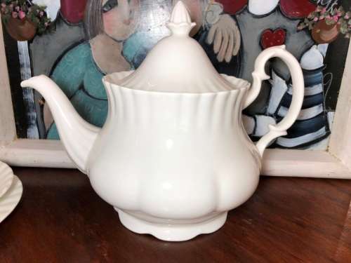 ROYAL ALBERT - REVERIE TEA SET - 1X TEAPOT - 1X SUGAR BOWL WITH SPOON - 11XTRIOS - PERFECT CONDITION