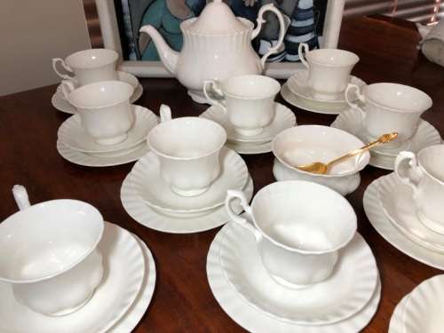 ROYAL ALBERT - REVERIE TEA SET - 1X TEAPOT - 1X SUGAR BOWL WITH SPOON - 11XTRIOS - PERFECT CONDITION
