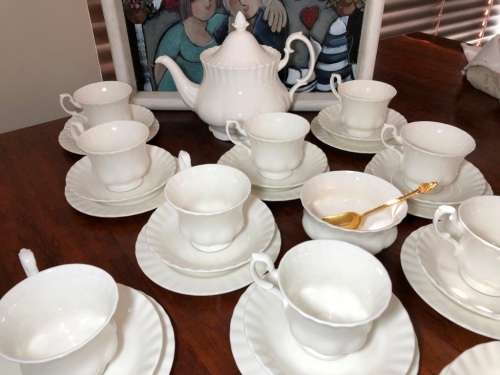 ROYAL ALBERT - REVERIE TEA SET - 1X TEAPOT - 1X SUGAR BOWL WITH SPOON - 11XTRIOS - PERFECT CONDITION