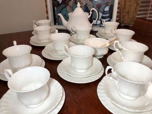 ROYAL ALBERT - REVERIE TEA SET - 1X TEAPOT - 1X SUGAR BOWL WITH SPOON - 11XTRIOS - PERFECT CONDITION