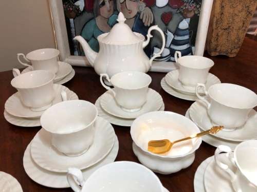 ROYAL ALBERT - REVERIE TEA SET - 1X TEAPOT - 1X SUGAR BOWL WITH SPOON - 11XTRIOS - PERFECT CONDITION