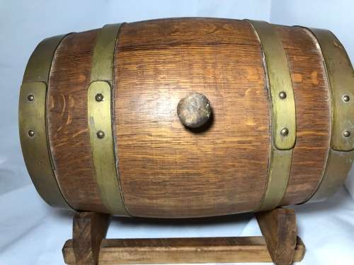 SMALL OAK BARREL WITH BRASS TAP