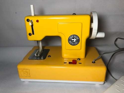 VINTAGE DIECAST TOY SEWING MACHINE - NOT TESTED