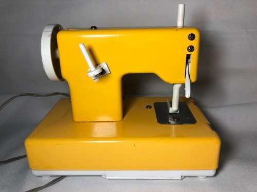 VINTAGE DIECAST TOY SEWING MACHINE - NOT TESTED