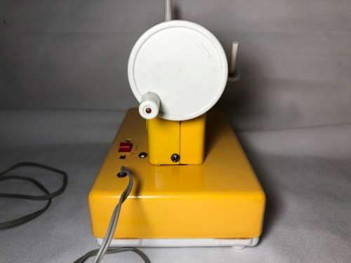 VINTAGE DIECAST TOY SEWING MACHINE - NOT TESTED