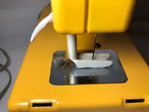 VINTAGE DIECAST TOY SEWING MACHINE - NOT TESTED