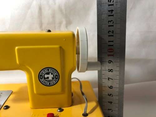 VINTAGE DIECAST TOY SEWING MACHINE - NOT TESTED