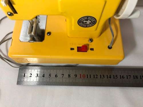 VINTAGE DIECAST TOY SEWING MACHINE - NOT TESTED