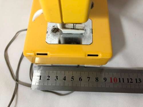 VINTAGE DIECAST TOY SEWING MACHINE - NOT TESTED