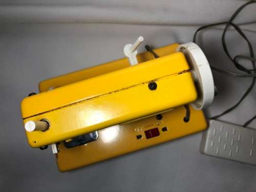 VINTAGE DIECAST TOY SEWING MACHINE - NOT TESTED
