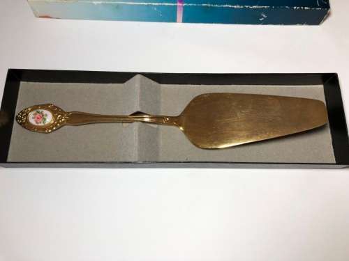 VINTAGE 24 CT GOLD PLATED CAKE LIFTER - EETRITE