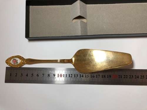 VINTAGE 24 CT GOLD PLATED CAKE LIFTER - EETRITE