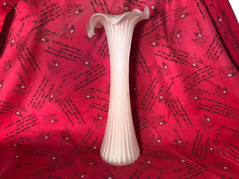Lovely vintage white glass vase - perfect condition - 27cm
