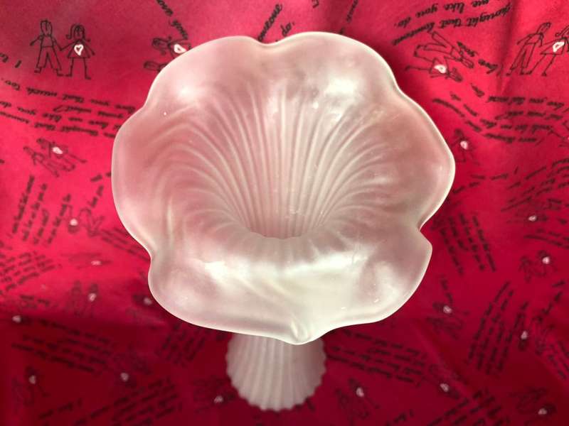 Lovely vintage white glass vase - perfect condition - 27cm