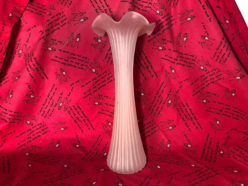 Lovely vintage white glass vase - perfect condition - 27cm