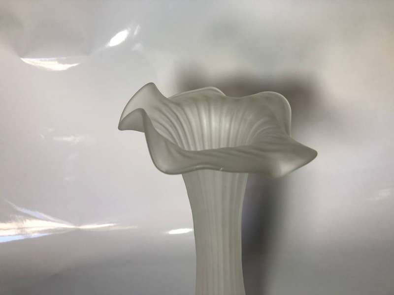 Lovely vintage white glass vase - perfect condition - 27cm
