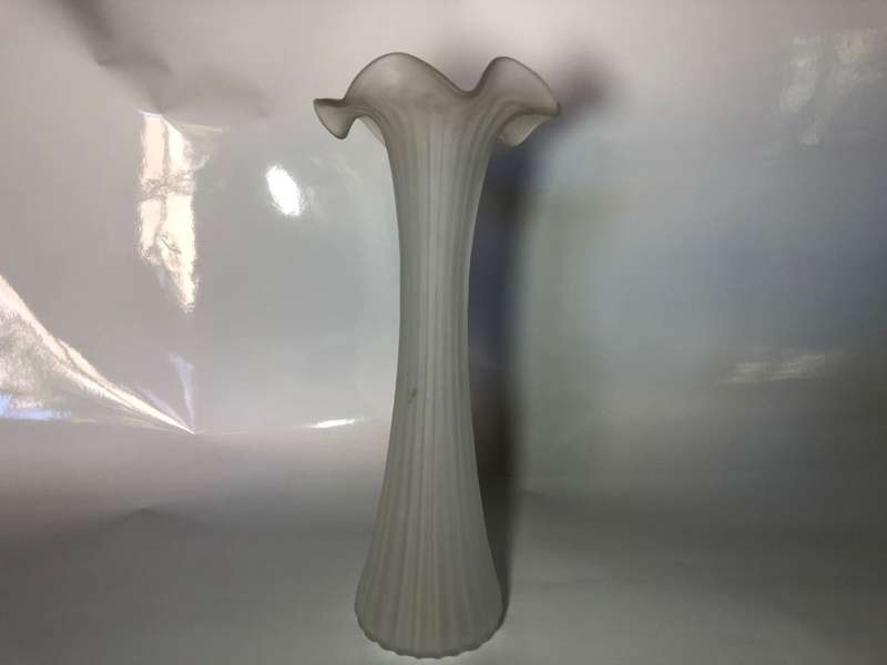 Lovely vintage white glass vase - perfect condition - 27cm
