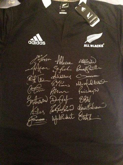***NEW ZEALAND - ALL BLACKS SIGNED RUGBY JERSEY 2011 TRI NATIONS TEAM