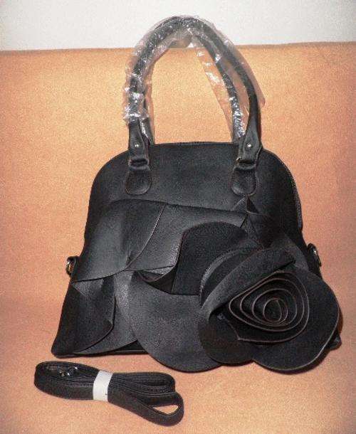 STUNNING LEATHER FLOWER DESIGN HANDBAG***BLACK***