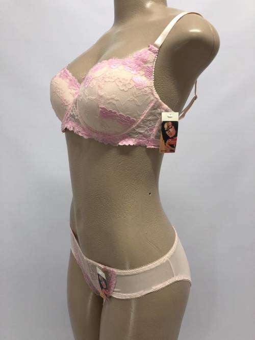 Size 32B lace bra and panty set pink