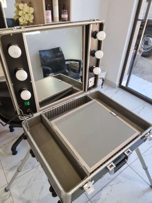 Portable makeup station