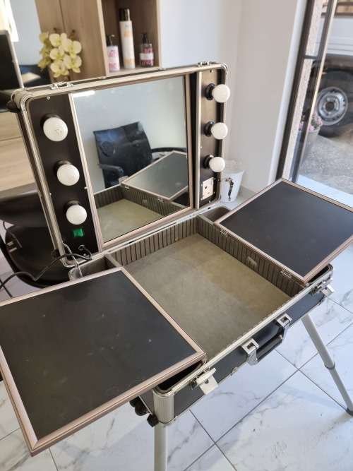 Portable makeup station