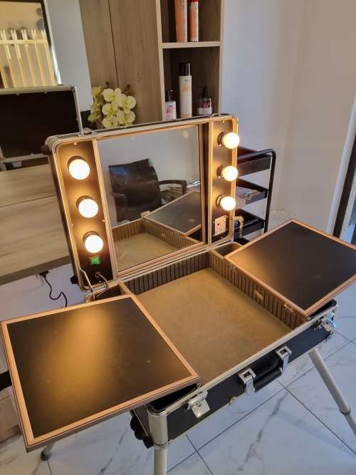 Portable makeup station