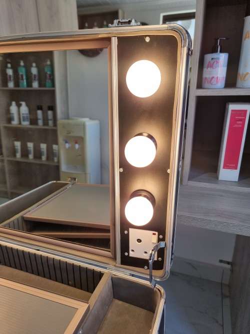 Portable makeup station