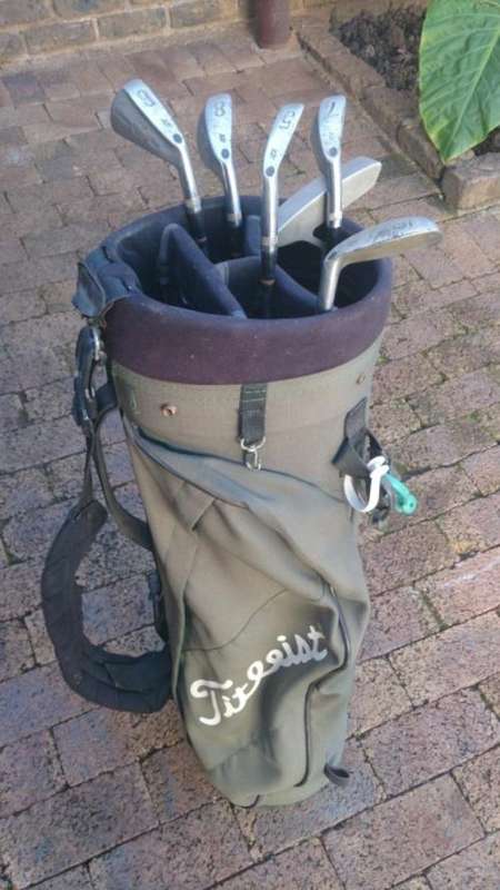Titleist green golf bag with a Par Rite putter & Wilson Staff 5, 6, 7, 8, 9 irons