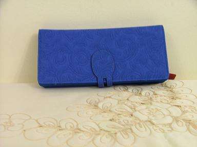 "STUNNING ROYAL BLUE WALLET***CRAZY****R1****NO RESERVE"