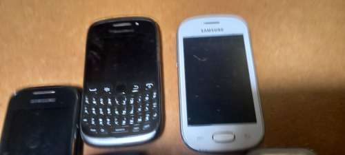 Joblot of 6 old cellphones, one bid for the lot