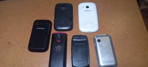 Joblot of 6 old cellphones, one bid for the lot