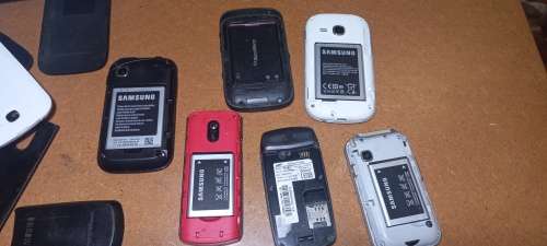 Joblot of 6 old cellphones, one bid for the lot